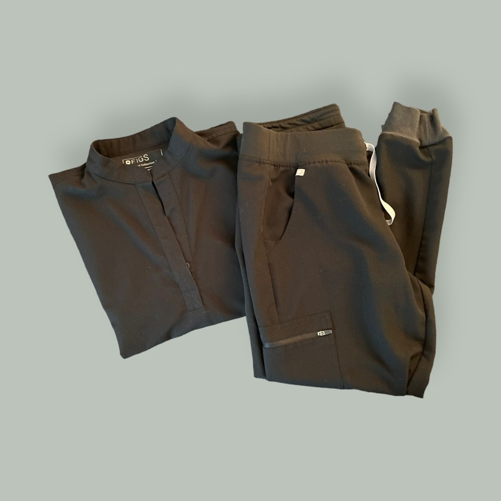 FIGS black scrub set (small top, medium petite bottom)